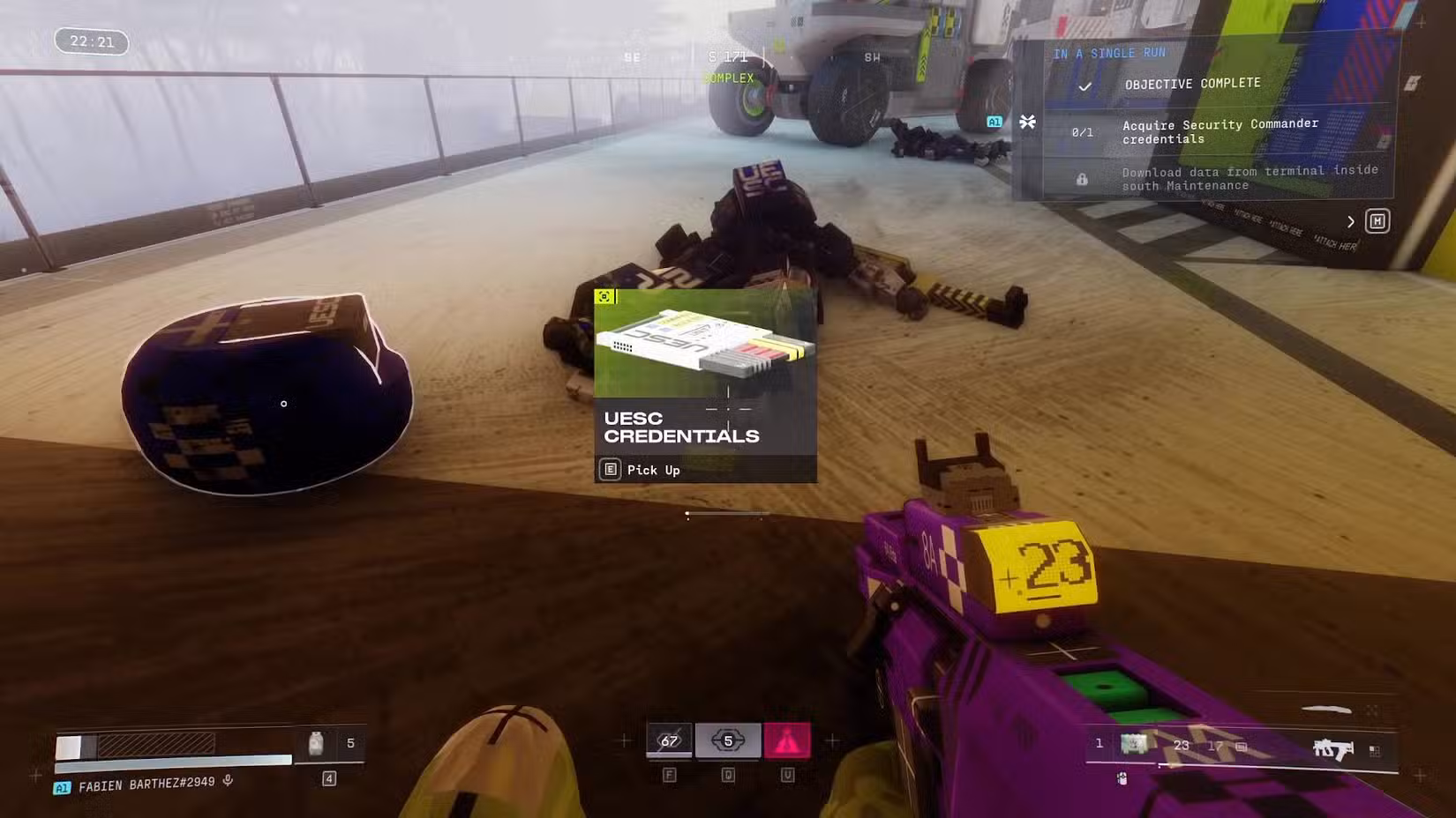 O jogador da Maratona olhando as Credenciais da UESC no chão.