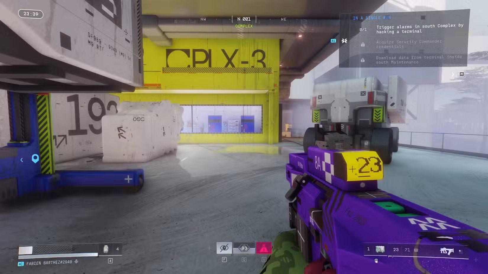 O jogador da Maratona olhando para o prédio amarelo com CPLX-3 escrito na parede superior.