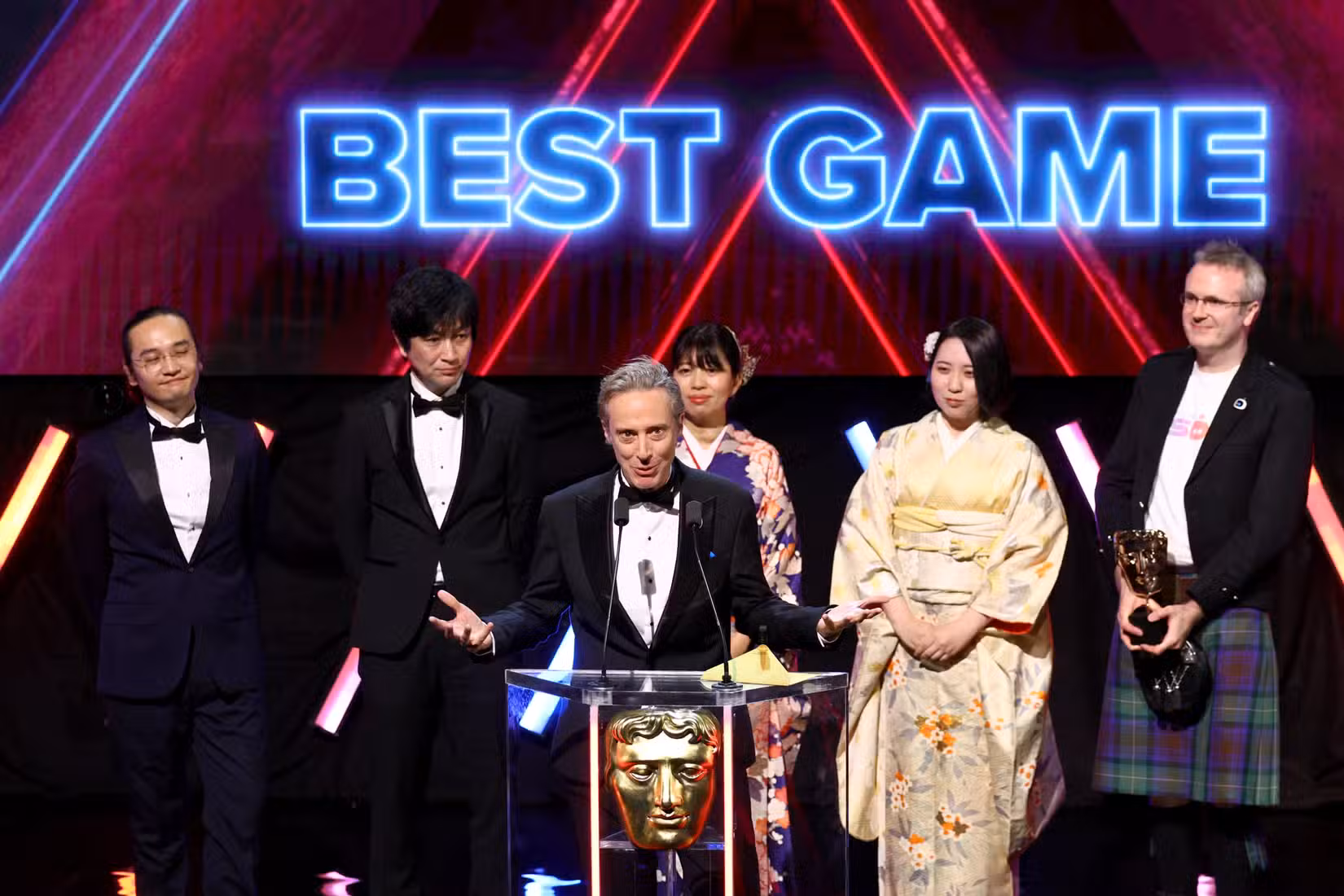 A equipe Astro Bot aceita o BAFTA de Melhor Jogo 