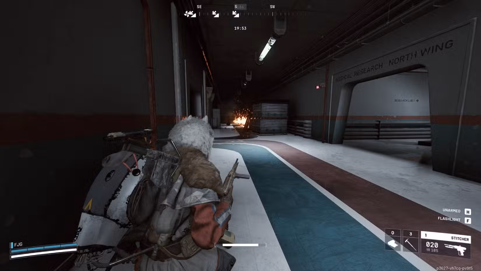 O jogador do Arc Raiders agachado em um corredor em Stella Montis.