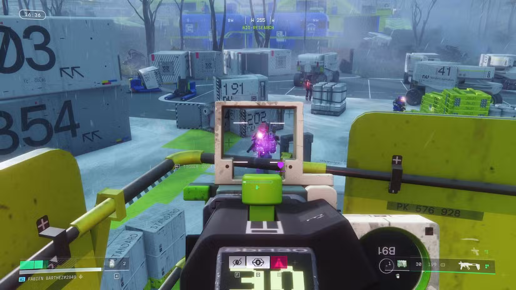 O jogador da Maratona mirando a mira de sua arma em um Comandante da UESC.