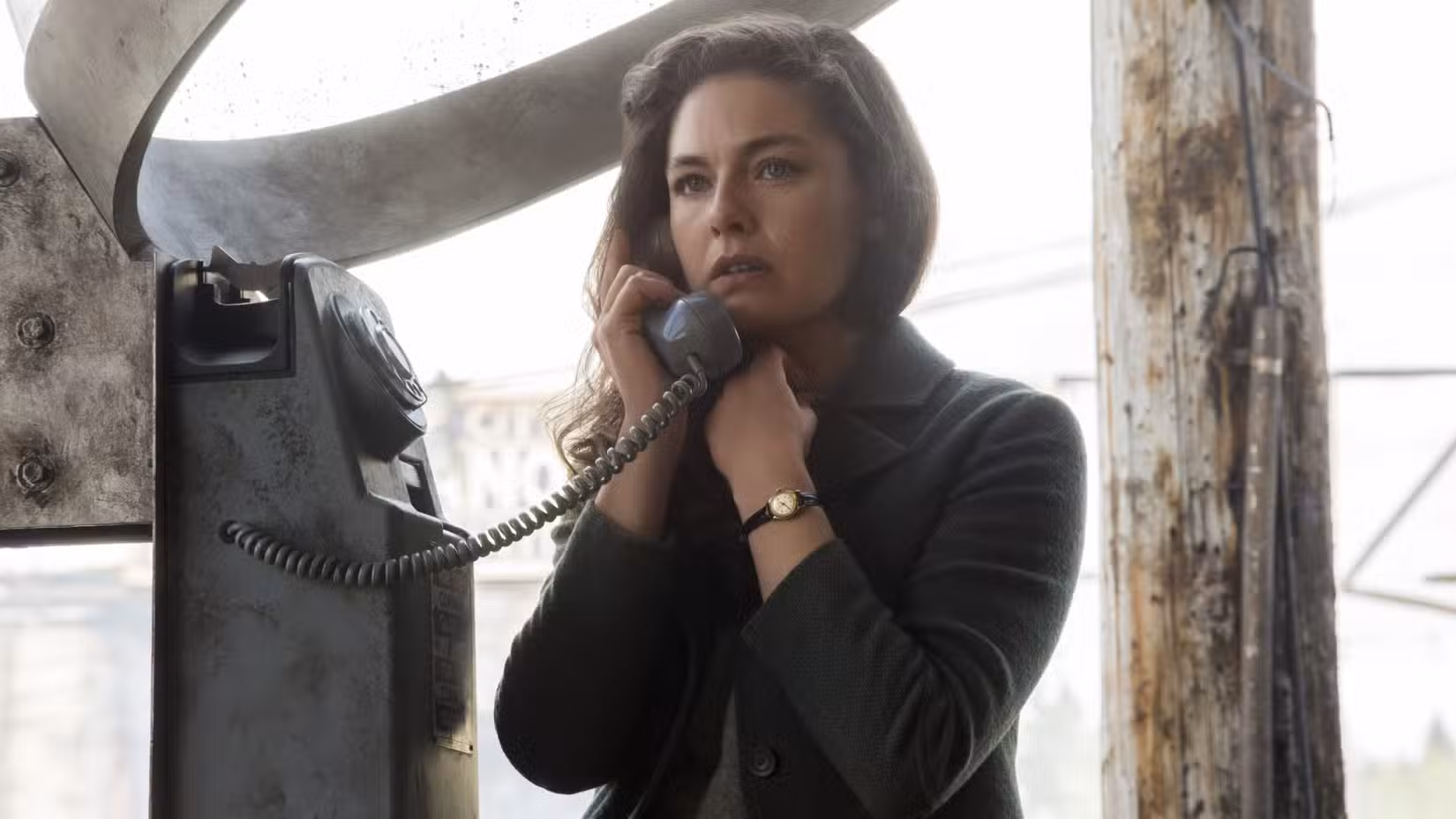 Juliana Crain (Alexa Davalos) fala ao telefone ao ar livre parecendo preocupada em O Homem do Castelo Alto