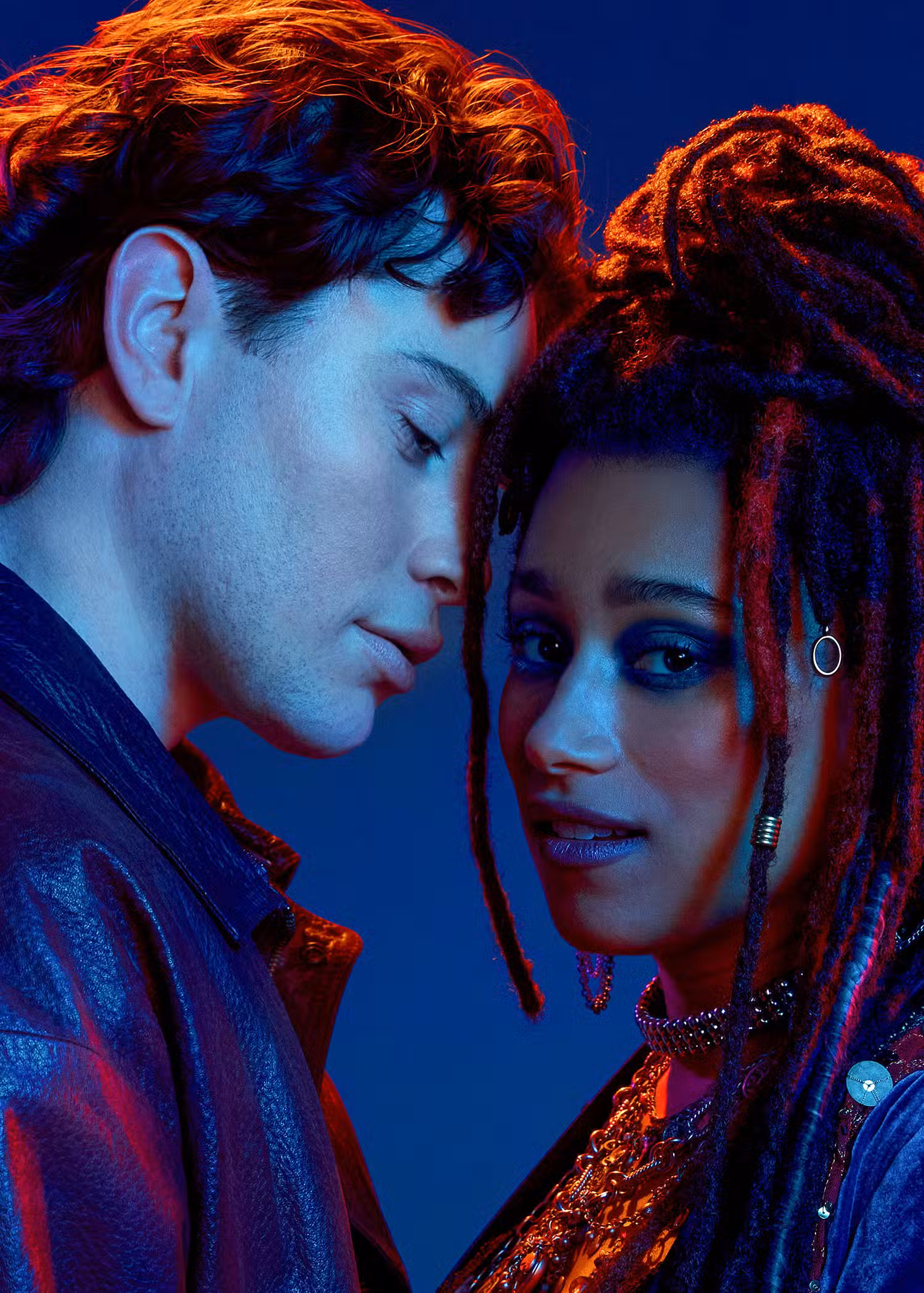 Michael (LJ Benet), um adolescente com jaqueta de couro, se inclina para beijar Star (Maria Wirries), uma mulher que usa muitas joias de prata em The Lost Boys