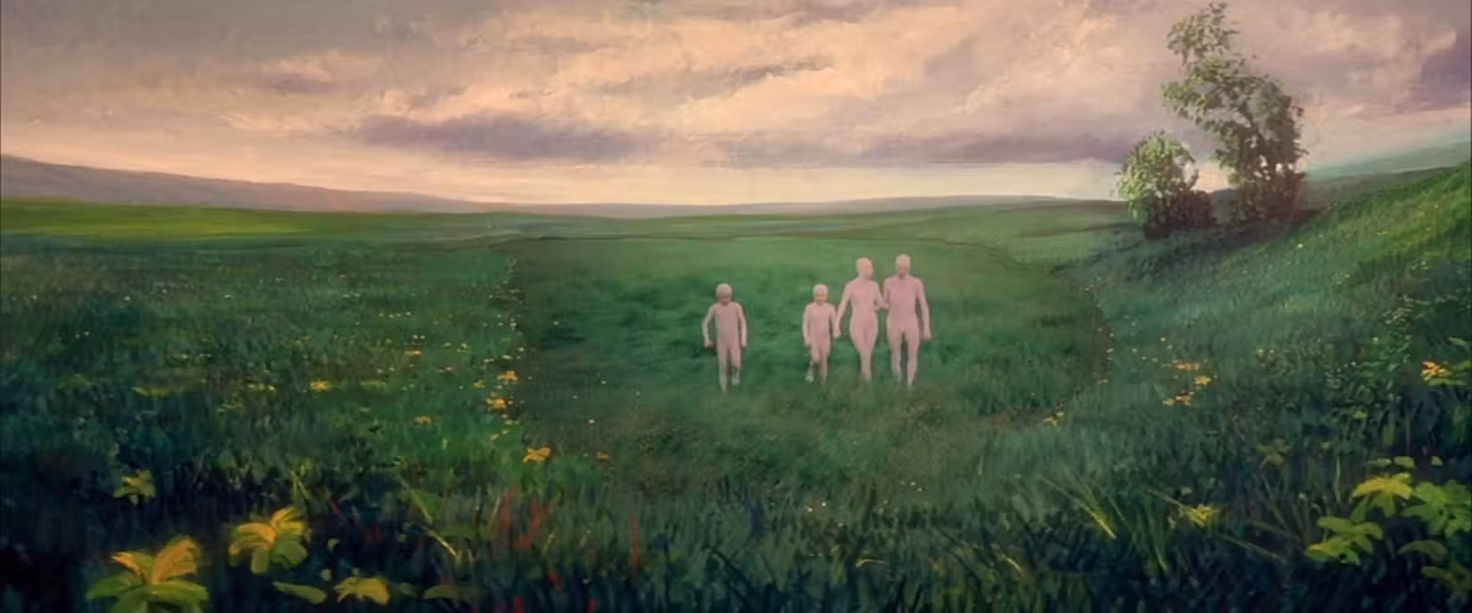 Um breve flashback do planeta natal do alienígena de O Homem que Caiu na Terra mostra uma família de estranhas figuras cor de carne caminhando em um campo verde. 