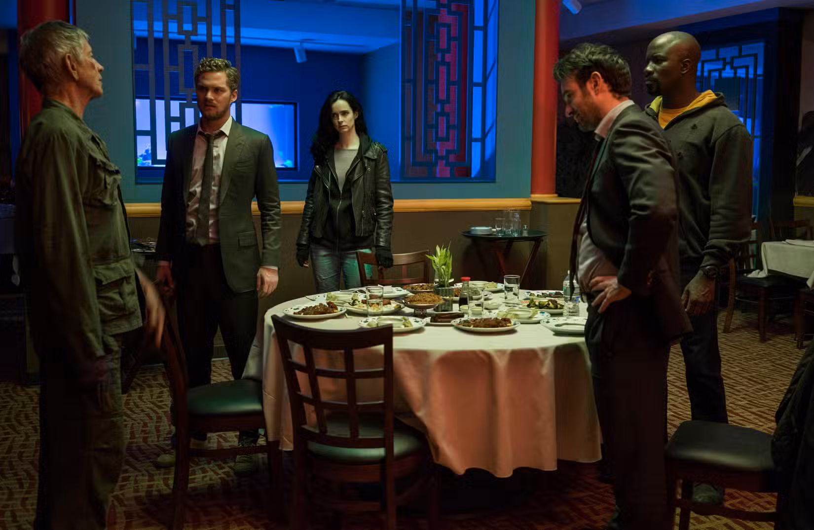 Stick, Danny Rand, Jessica Jones, Matt Murdock e Luke Cage em Os Defensores.