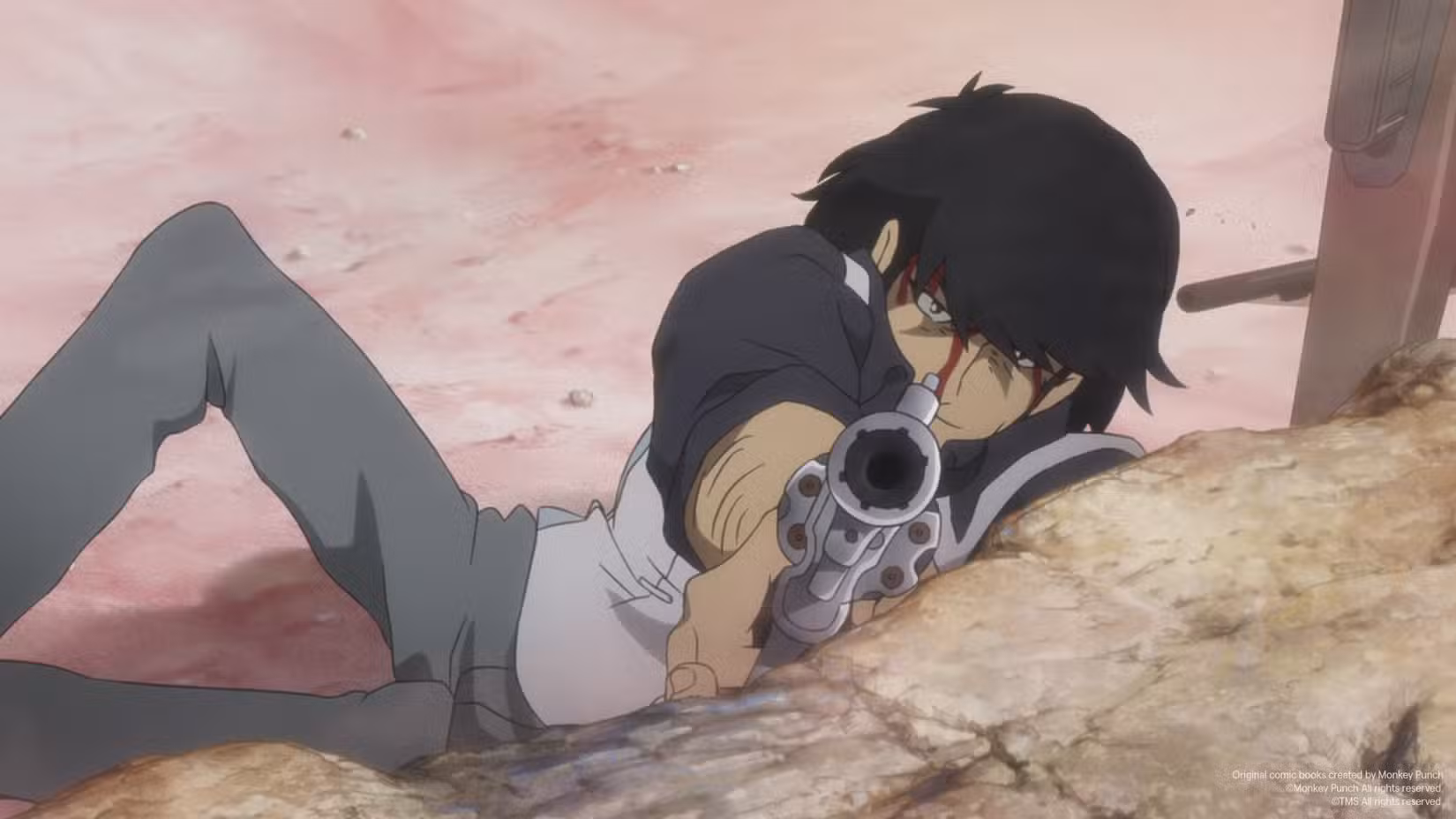 Jigen, da franquia Lupin III, está deitado no chão, com sangue escorrendo do cabelo e escorrendo pelo rosto, e aponta uma arma diretamente para a câmera em Lupin III, o Filme: A Linhagem Imortal