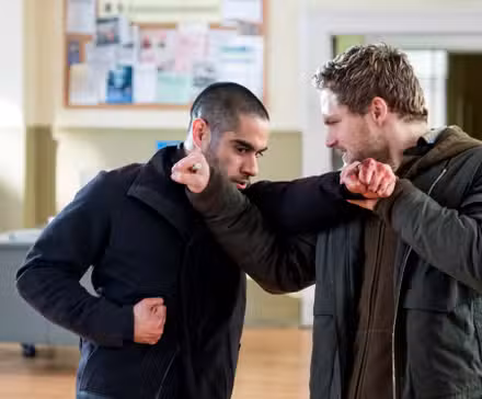 cena de luta da 2ª temporada do punho de ferro