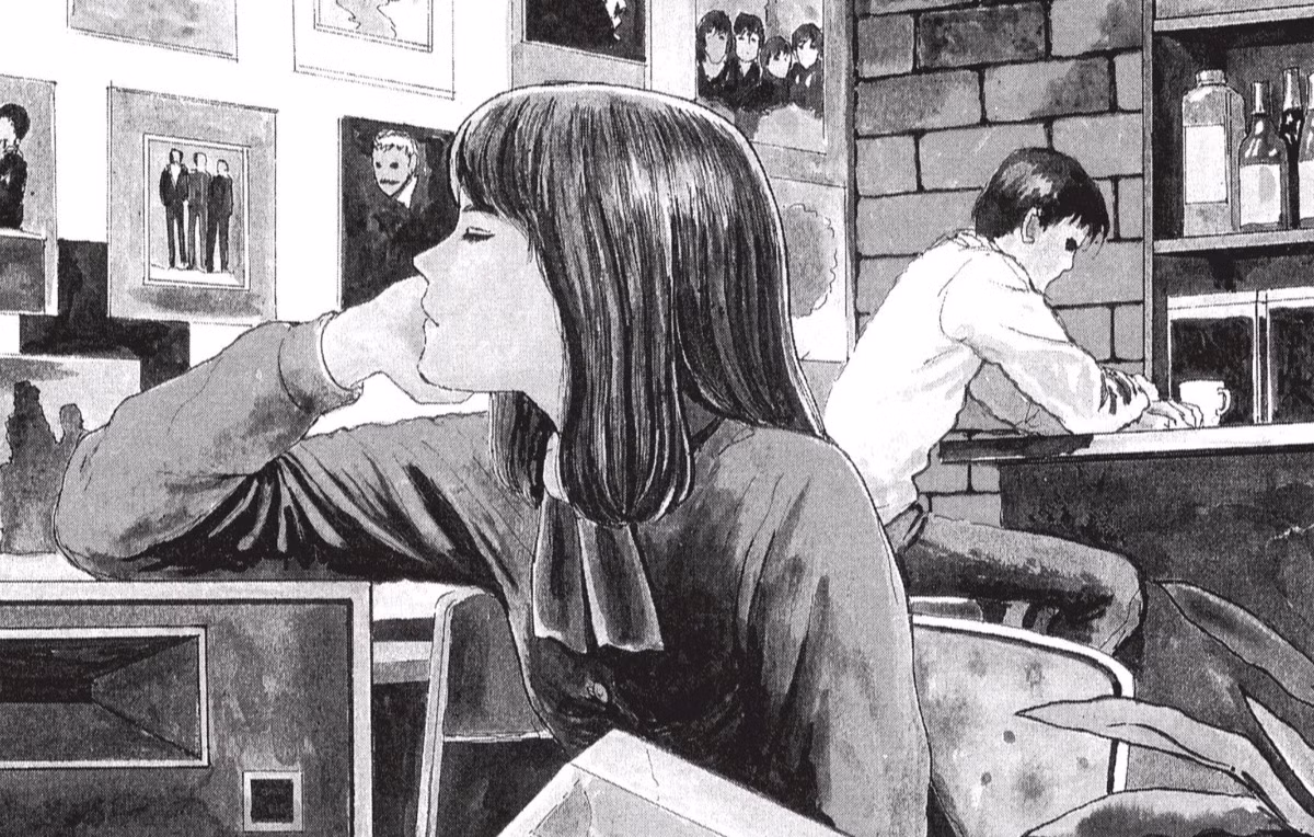 Uma jovem fecha os olhos e ouve um disco de vinil na In Old Records