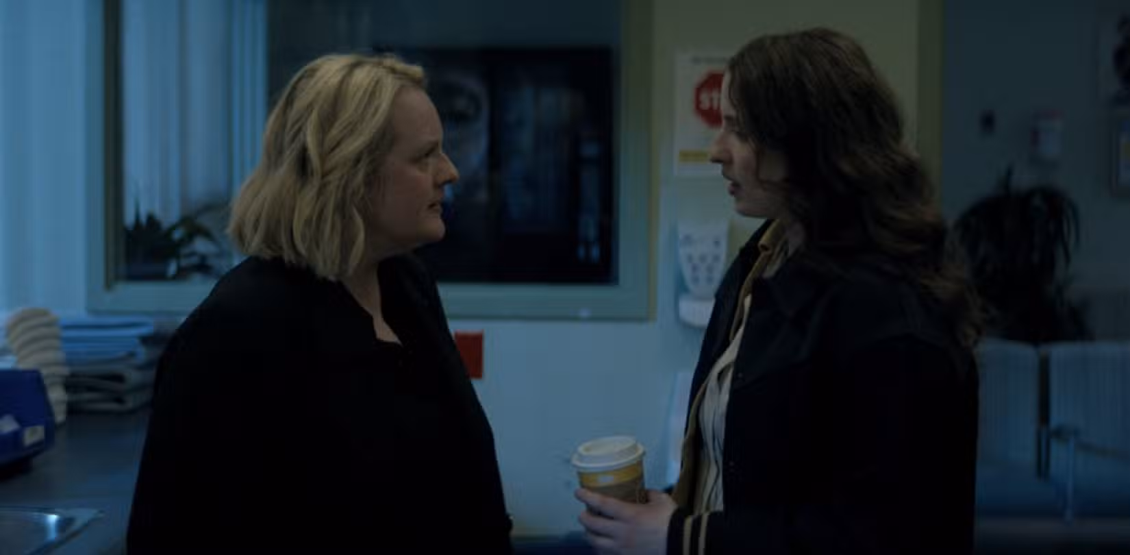 June (Elizabeth Moss) discute com Daisy ((Lucy Halliday) em um quarto de hospital em Os Testamentos