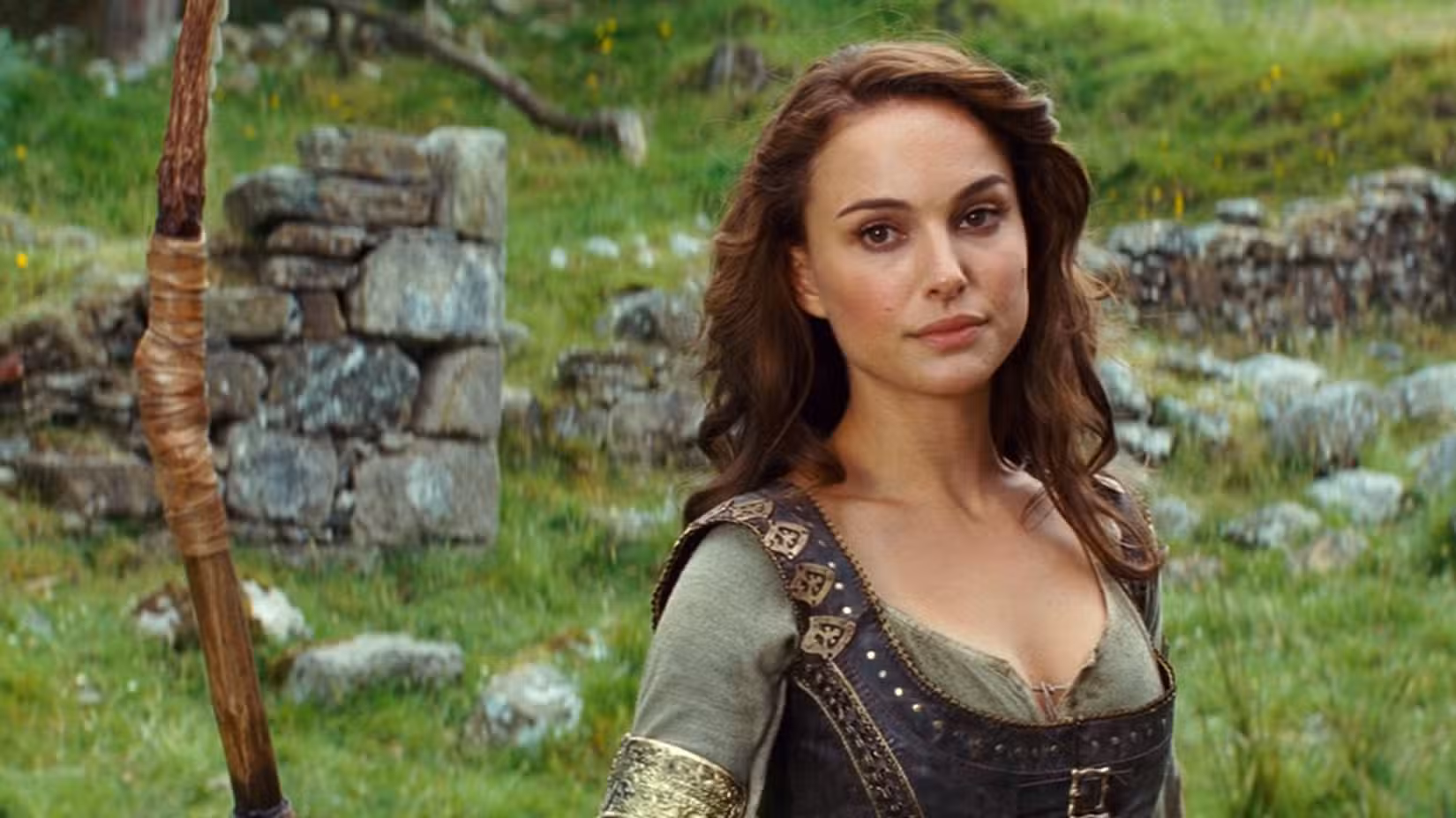 Natalie Portman, como a princesa guerreira Isabel, olha para a câmera segurando seu arco e flecha em uma cena da comédia de fantasia de 2011, Sua Alteza.
