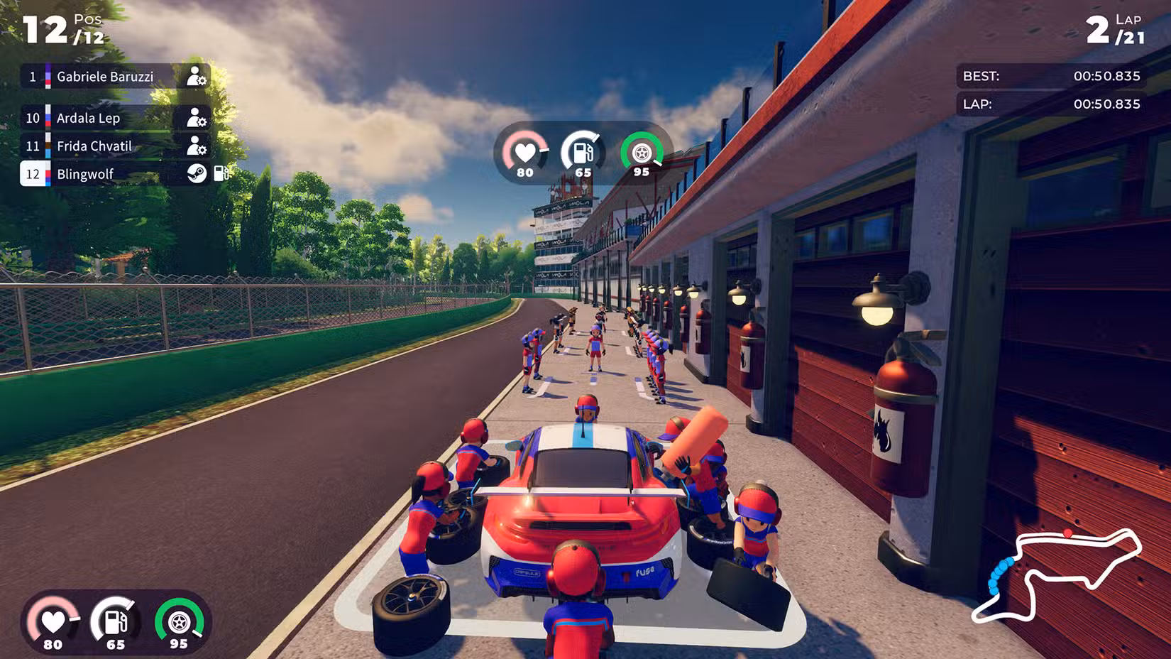 Uma equipe fofa troca os pneus de um carro GT no iRacing Arcade