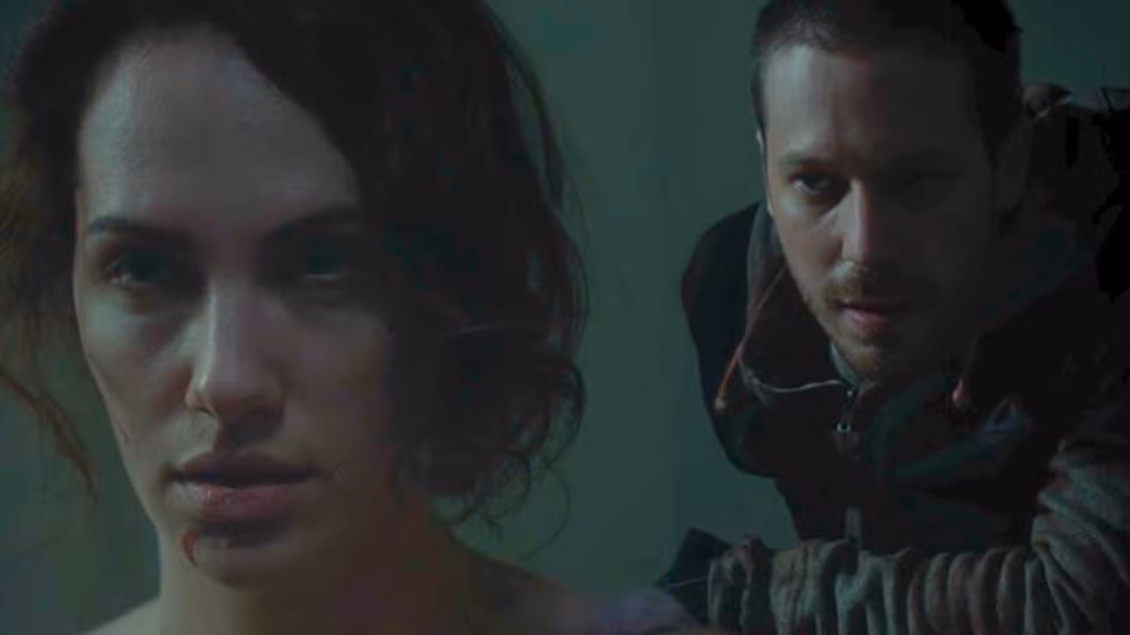 Um homem com um moletom com zíper está atrás de Maddie Young (Kate Siegel), que está ensanguentada e machucada.