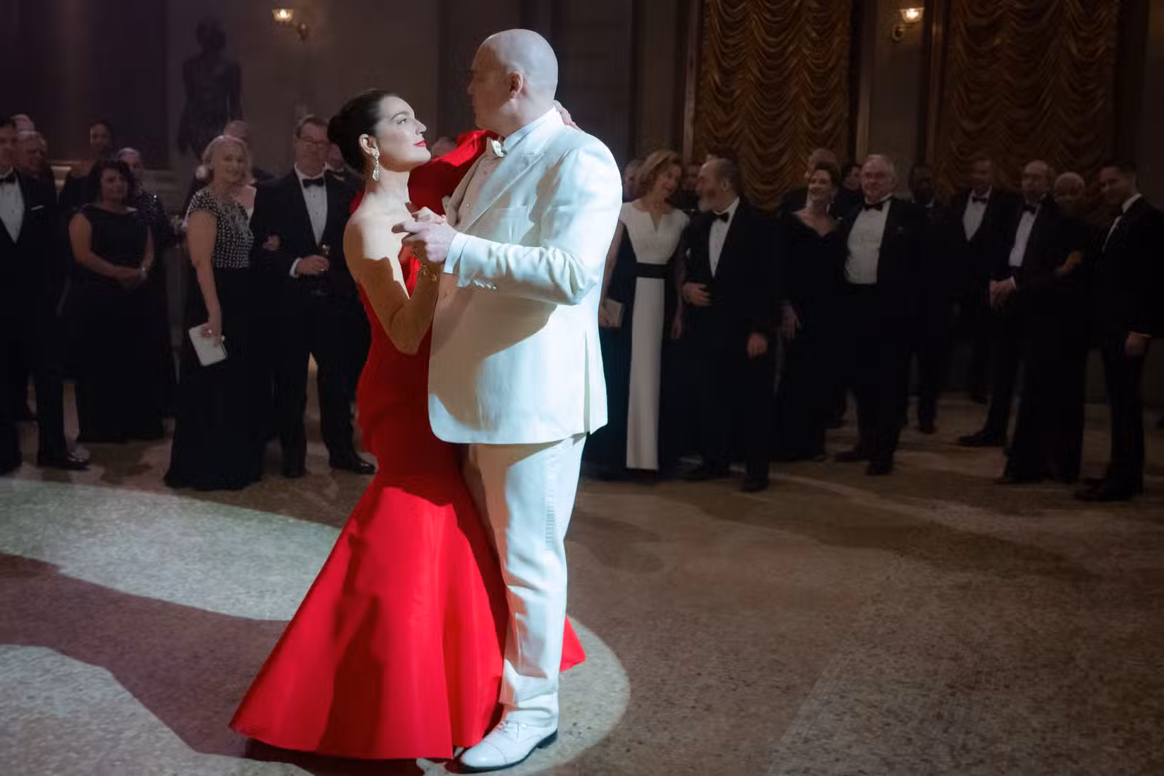 Kingpin e Vanessa dançam em seu casamento em Demolidor: Nascido de Novo