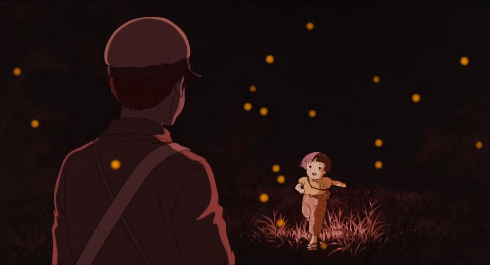 Uma criança pequena corre e cumprimenta seu irmão mais velho com um sorriso em Grave of the Fireflies