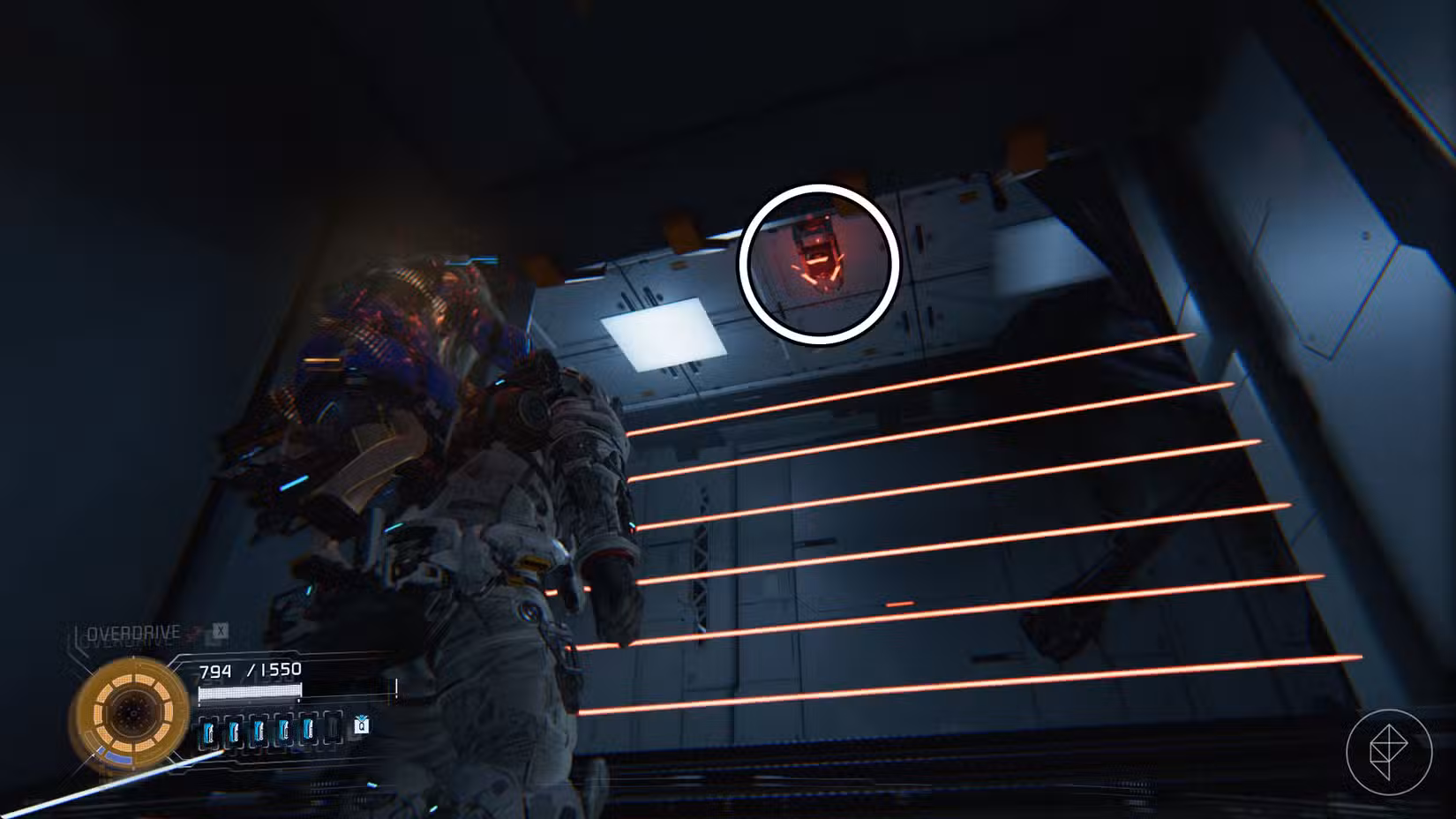 Um homem carregando uma garota nas costas olhando para uma luz vermelha no teto em Pragmata.