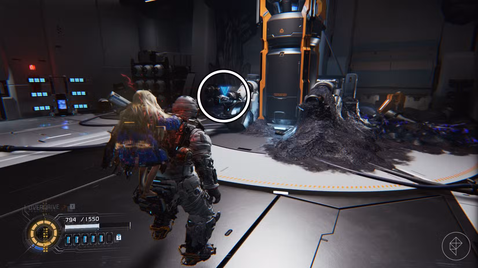 Um homem olhando para um triângulo azul ao lado de um contêiner preto em Pragmata.