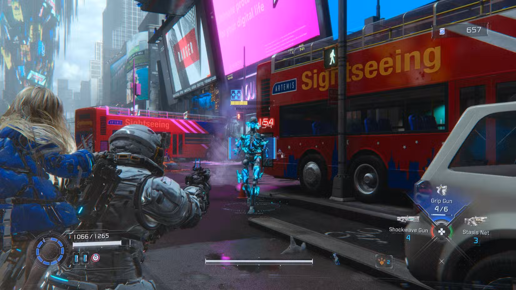 O astronauta Hugh e a andróide Diana lutando contra um robô na Times Square na lua em uma captura de tela de Pragmata