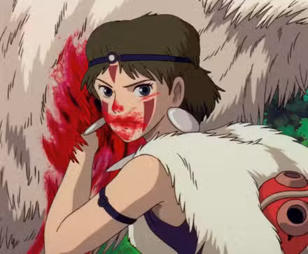Uma garota loba selvagem com o rosto ensanguentado olha para frente com raiva em Princesa Mononoke