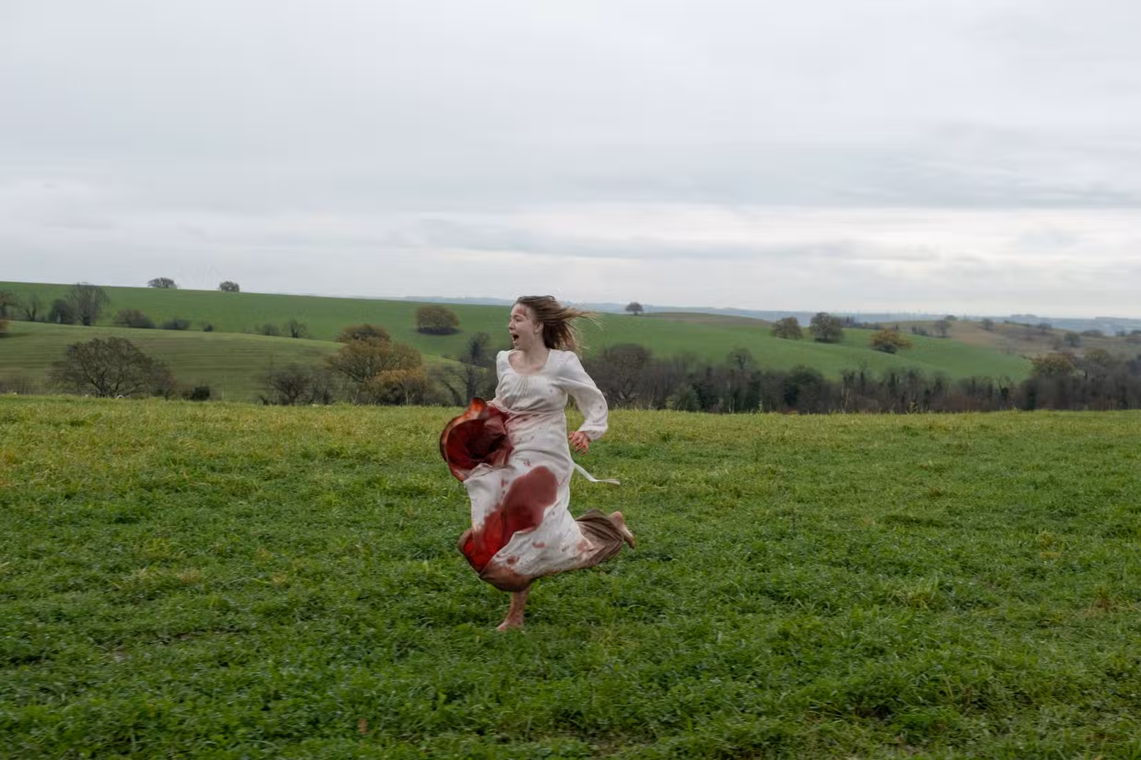 Cecília tenta fugir do convento com vestido encharcado de sangue na Imaculada