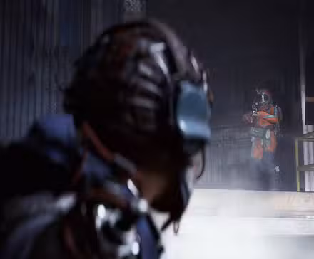 Um raider em Arc Raiders olhando para outro raider sem uma saliência, apontando sua arma para eles.