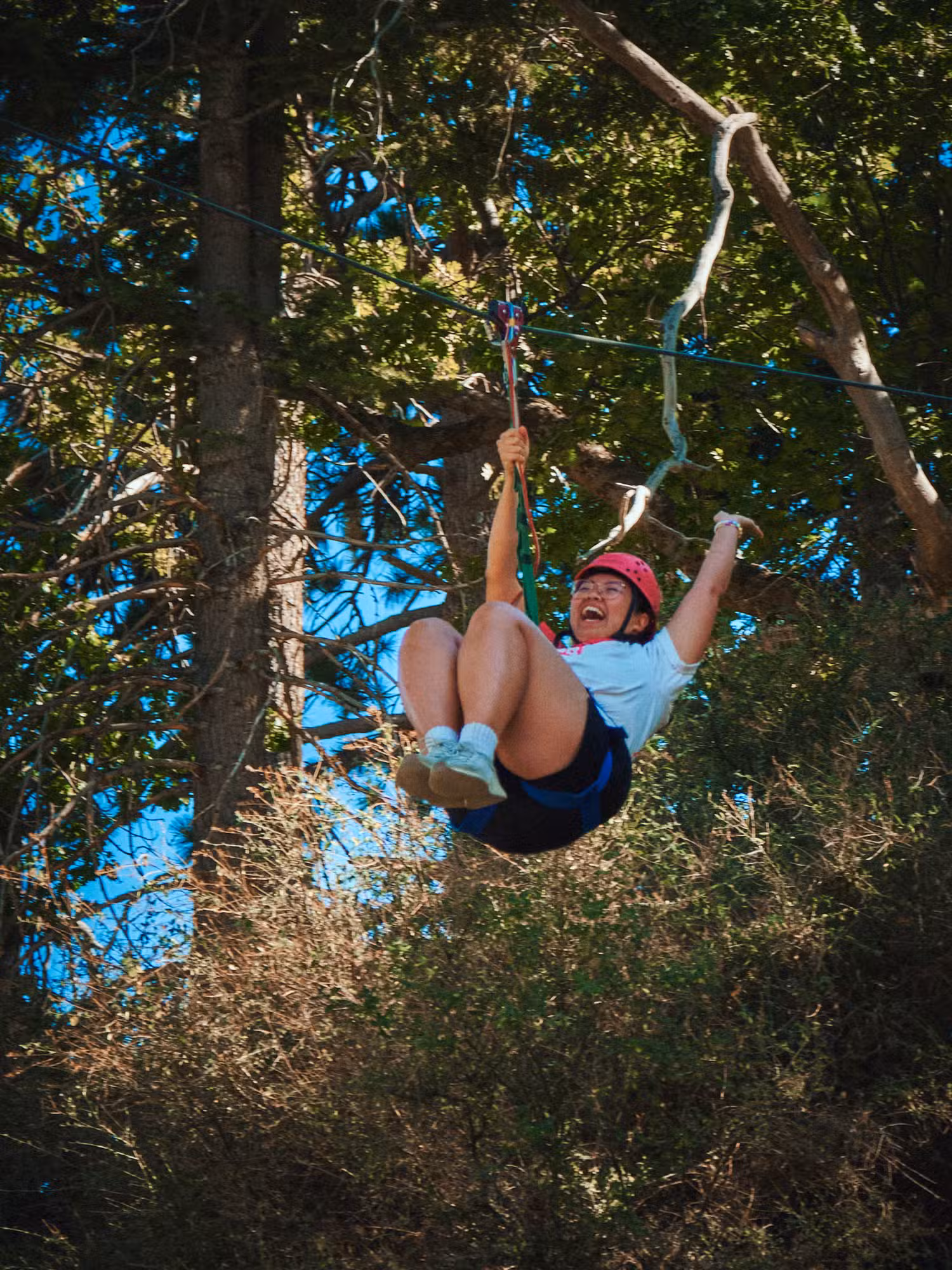 masmorras e cabines praticando tirolesa