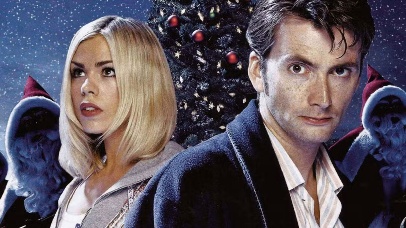 Uma imagem da BBC promovendo o especial de Natal de 2005, The Christmas Invasion. Ele retrata Billie Piper como Rose Tyler e David Tennant como o 10º Doutor lado a lado. Uma árvore de Natal está atrás deles, assim como Papais Noéis de aparência sinistra, com os rostos obscurecidos pela sombra.