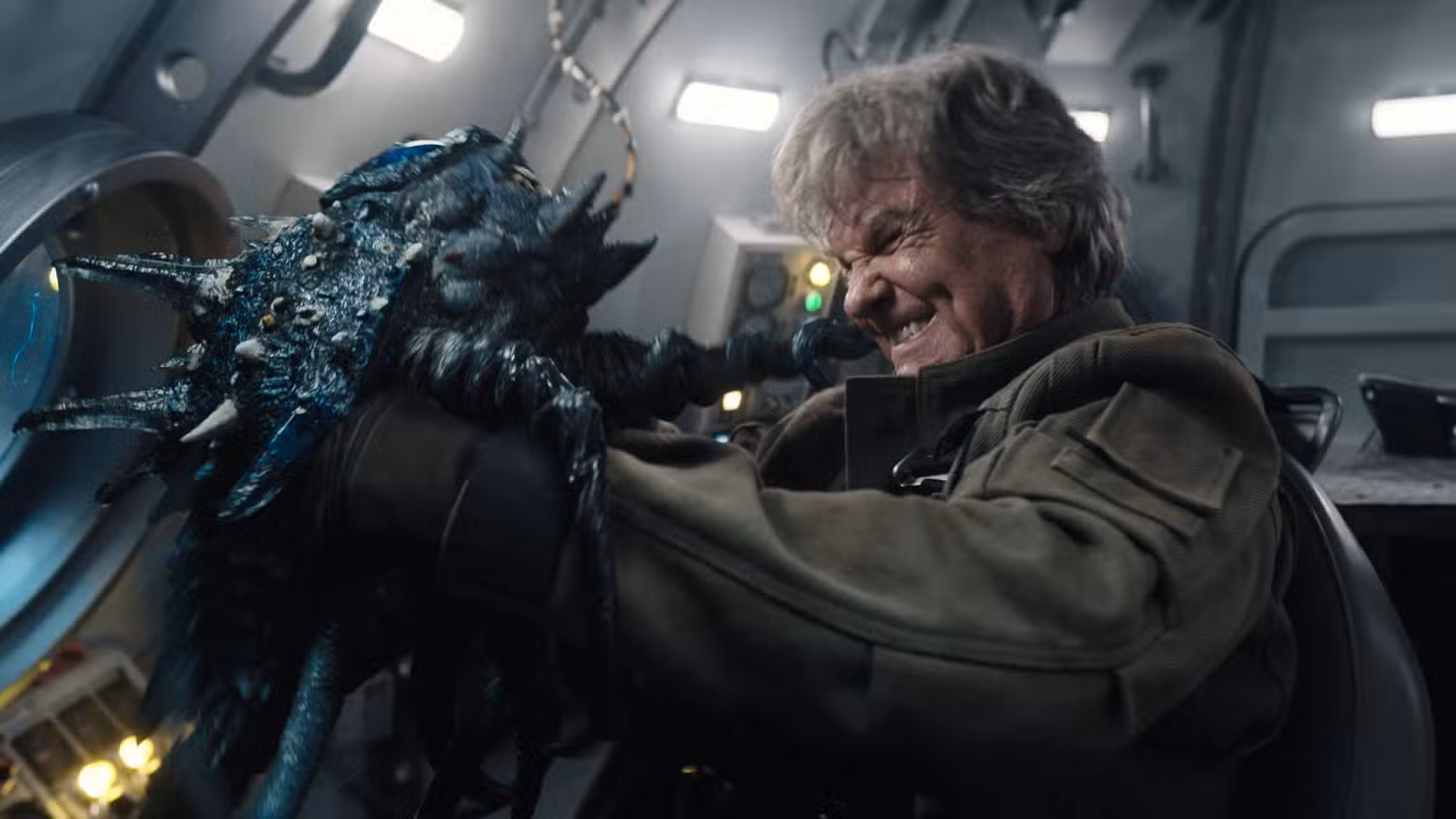 Lee Shaw (Kurt Russel) luta com um escaravelho em Monarch: Legacy of Monsters 2ª temporada