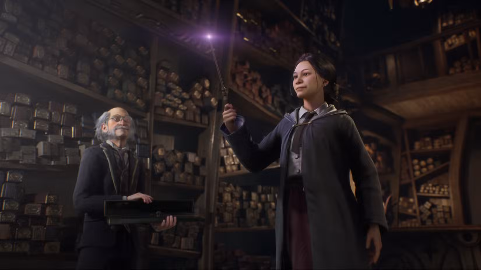 um estudante de Hogwarts segura uma varinha em uma loja de varinhas enquanto um homem idoso observa em Hogwarts Legacy