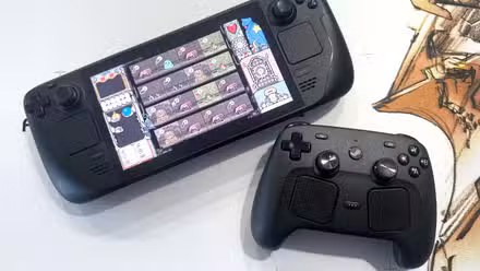 Um Steam Controller fica próximo a um Steam Deck.