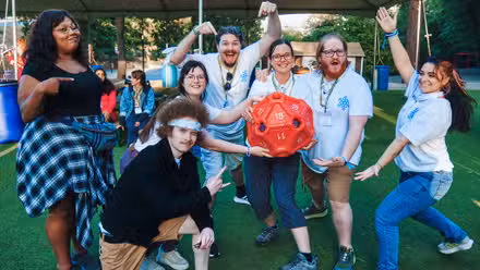 grupo de masmorras e cabines com grande d20