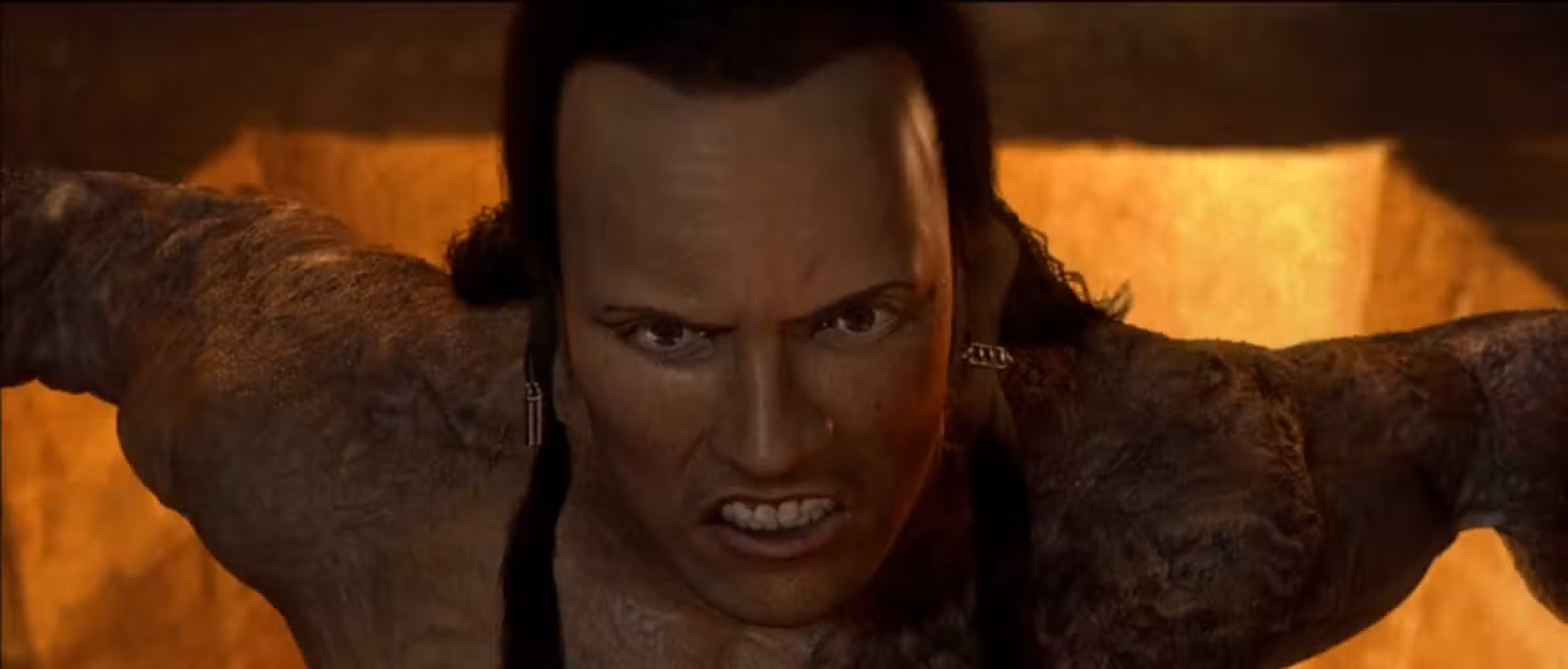 Um close do rosto zangado do que deveria ser Dwayne "A rocha" Johnson, desajeitadamente digitalizado usando a tecnologia de 2001 para criar um monstro Escorpião Rei para o clímax de O Retorno da Múmia.