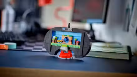 O conjunto de controladores Lego Sega Genesis mostrando uma cena de Lego de um jogo do Sonic.