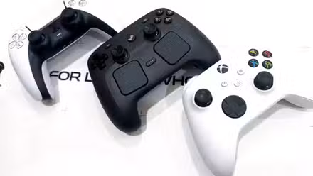 Um controlador Steam acompanha um DualSense e um controlador sem fio Xbox.