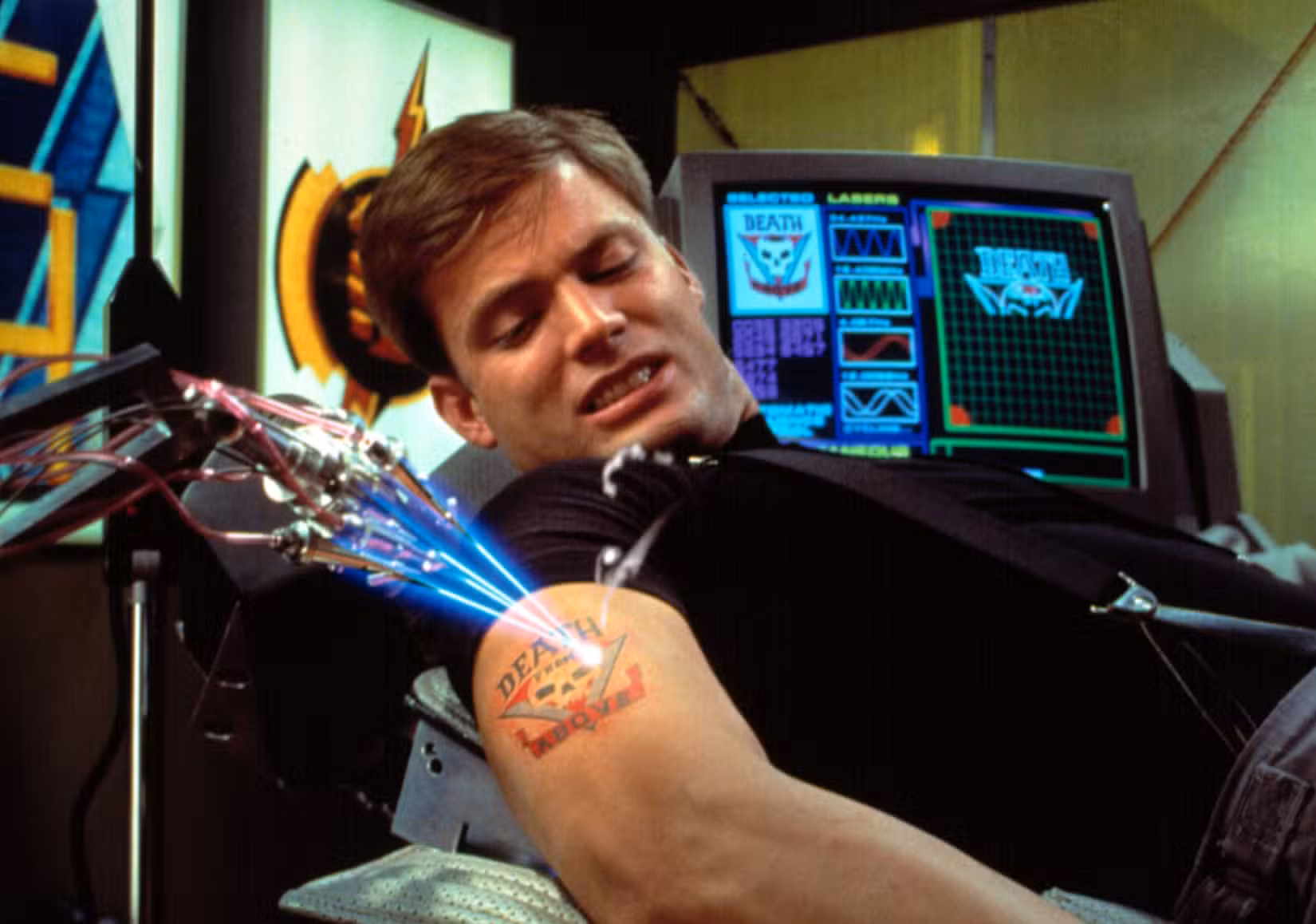 Johnny Rico faz uma tatuagem