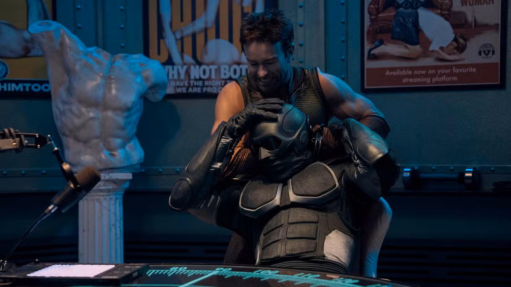 The Deep (Chace Crawford) segura Black Noir (Nathan Mitchell) em um estrangulamento enquanto ele se senta à mesa e tenta lutar em The Boys.