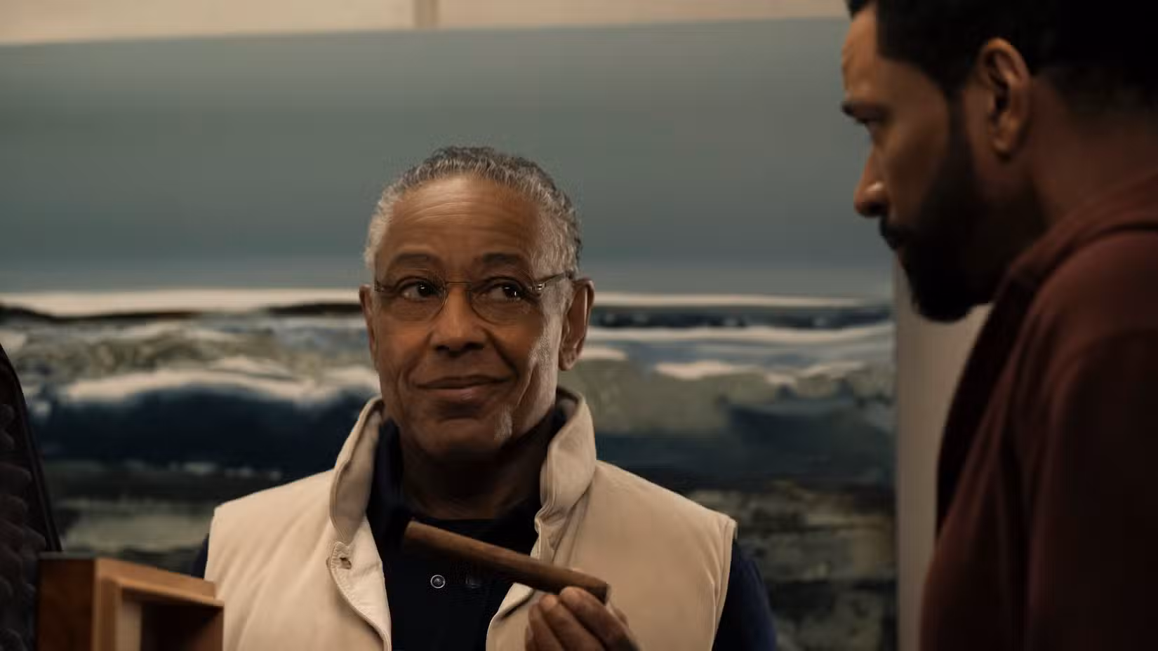 Stan Edgar (Giancarlo Esposito) sorri e oferece um charuto para Mother's Milk (Laz Alonso) em The Boys.
