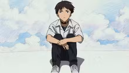 Um jovem adolescente (Shinji) senta-se contra o pano de fundo de nuvens em Evangelion 3.0+1.0 Thrice Upon a Time