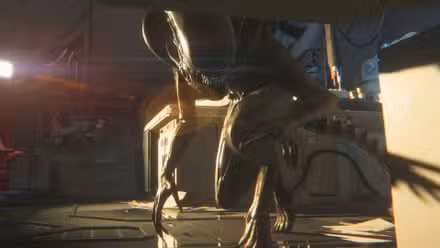 Alien: O Xenomorfo de Isolation espreita debaixo de uma mesa onde o jogador está escondido.