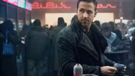 Ryan Gosling olha para uma sala lotada em Blade Runner 2049