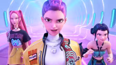 Uma foto de KPop Demon Hunters da Netflix. Mostra Mira, Rumi e Zoey em um avião vestindo suas roupas para o show. Eles olham para frente, ansiosos por uma briga.