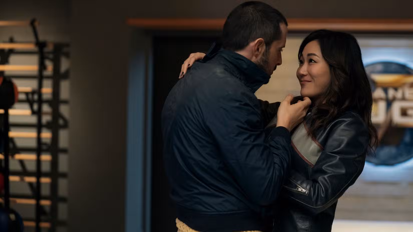 Frenchie (Tomer Capone) segura Kimiko (Karen Fukuhara) nos braços com uma mão sob o queixo enquanto ela sorri na 5ª temporada de The Boys.