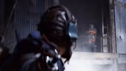 Um raider em Arc Raiders olhando para outro raider sem uma saliência, apontando sua arma para eles.