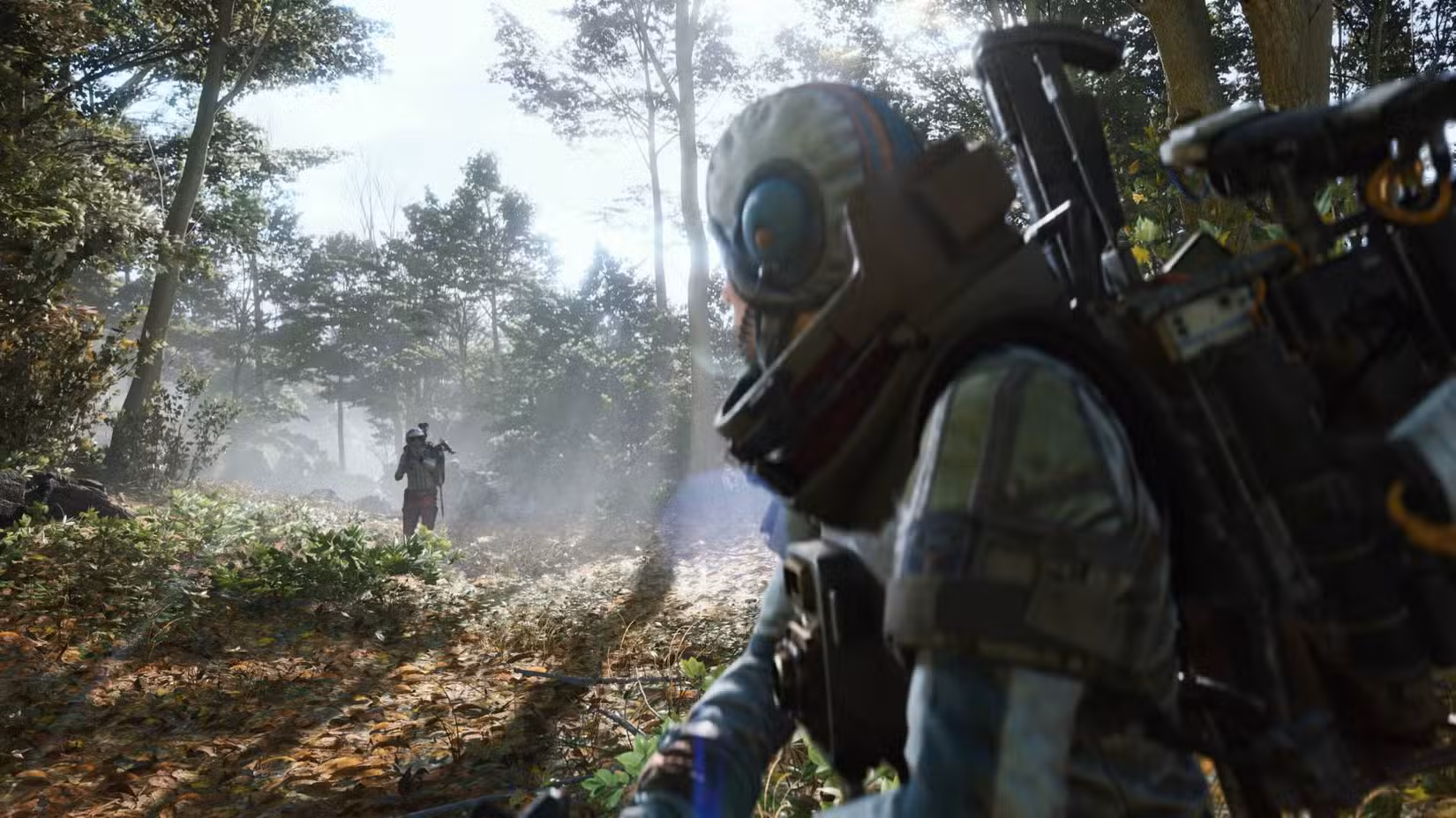 Um personagem Arc Raiders olhando para trás em uma floresta para outro jogador mirando neles.