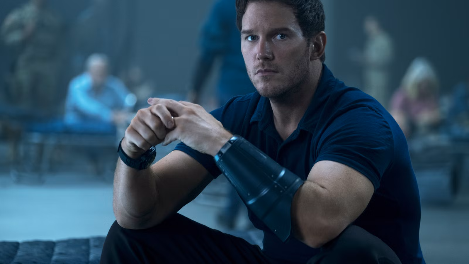 Chris Pratt fica pensativo em A Guerra do Amanhã