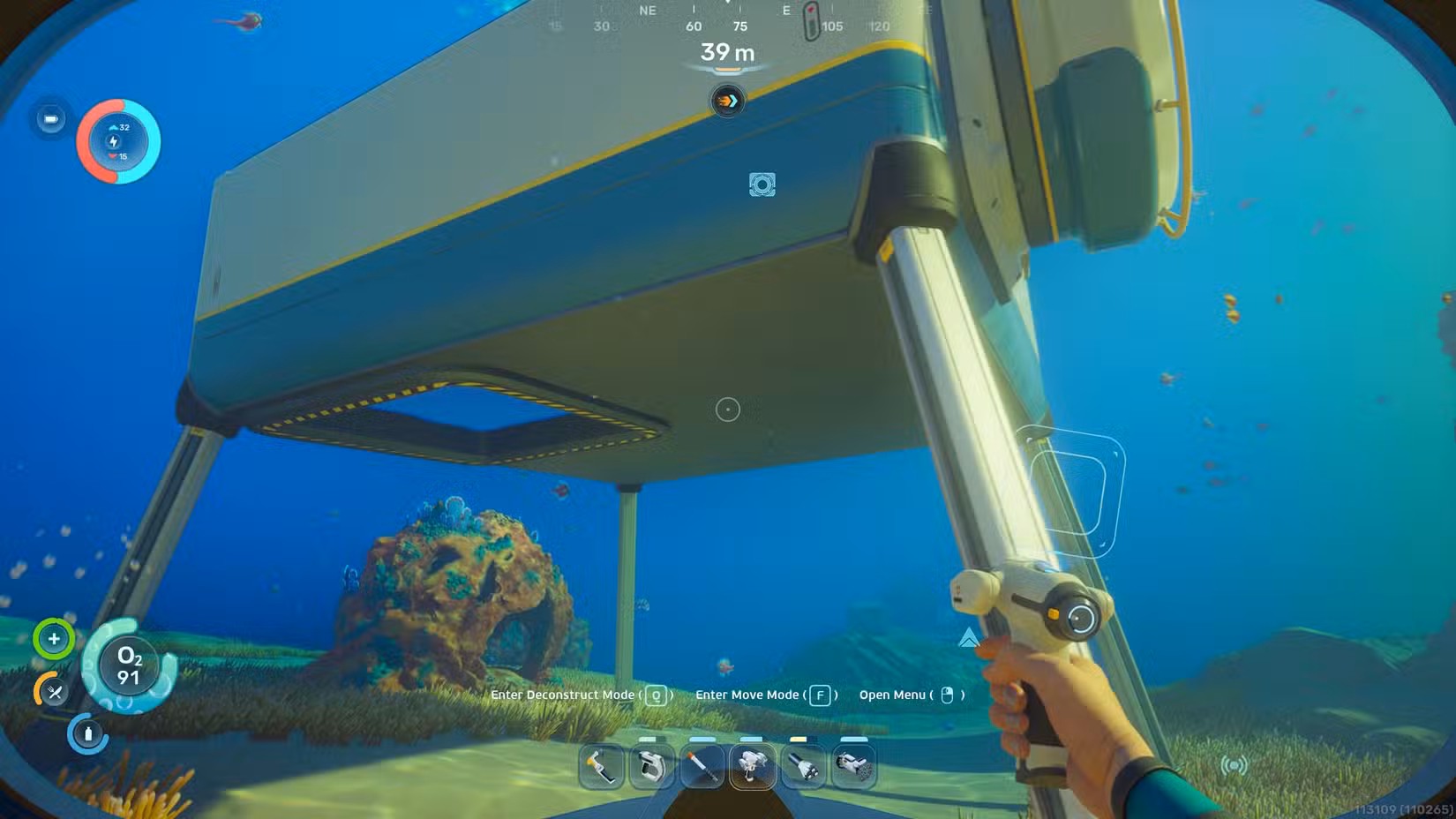 Um quarto com moonpool em Subnautica 2