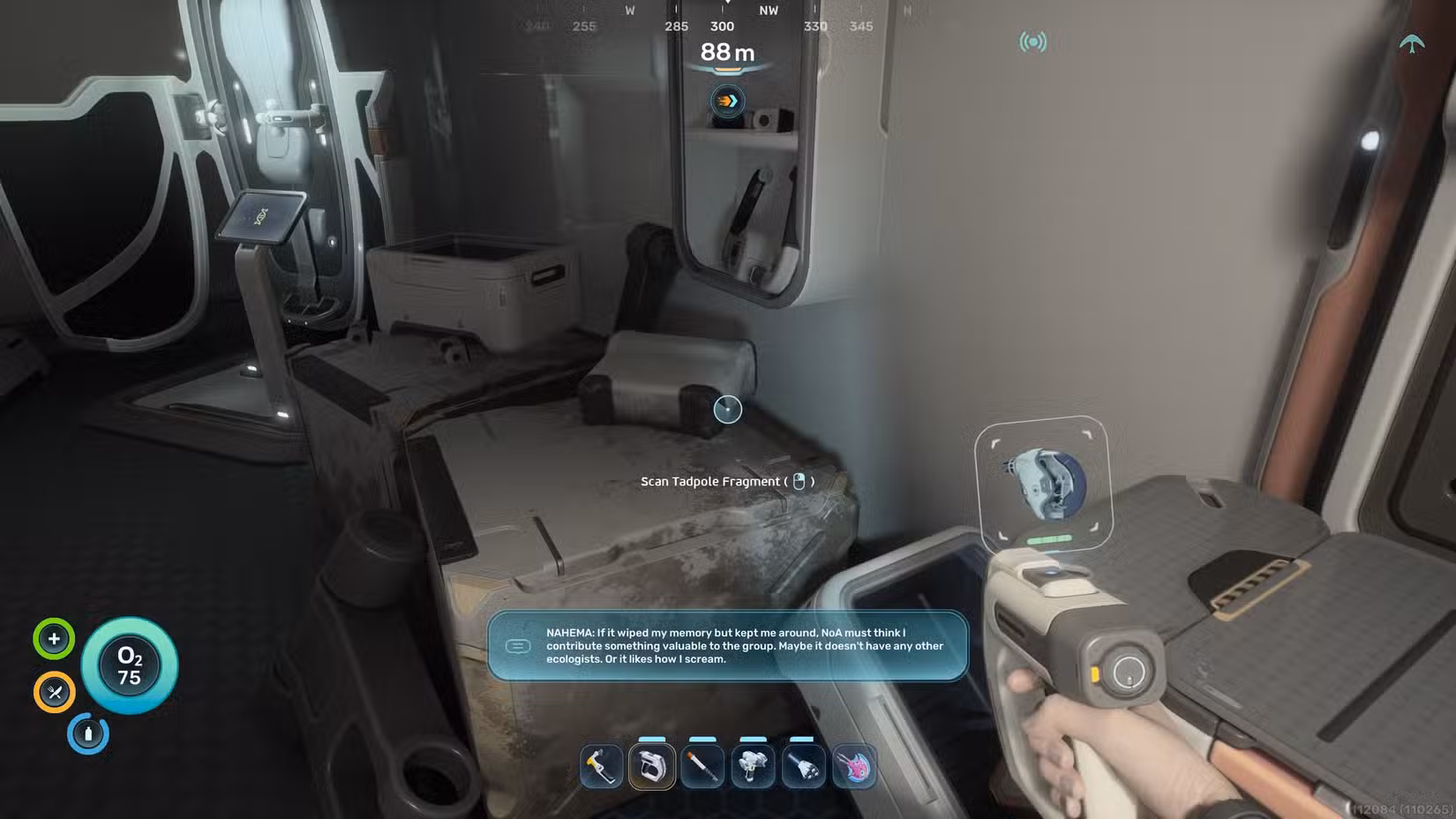 Um arquivo de áudio de Nahema em Subnautica 2. O texto diz: Apagou minha memória, mas me manteve por perto. NoA deve pensar que contribuo com algo valioso para o grupo. Talvez não tenha outros ecologistas. Ou gosta de como eu grito