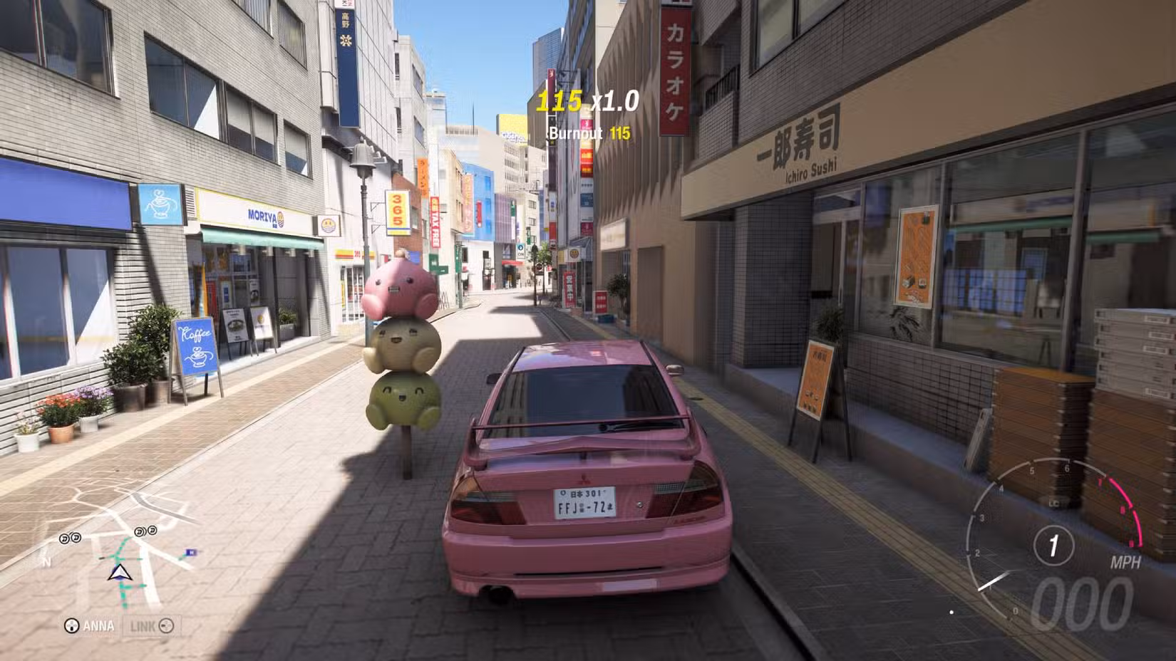 Um Mitsubishi rosa estacionado ao lado de um mascote no Forza Horizon 6.