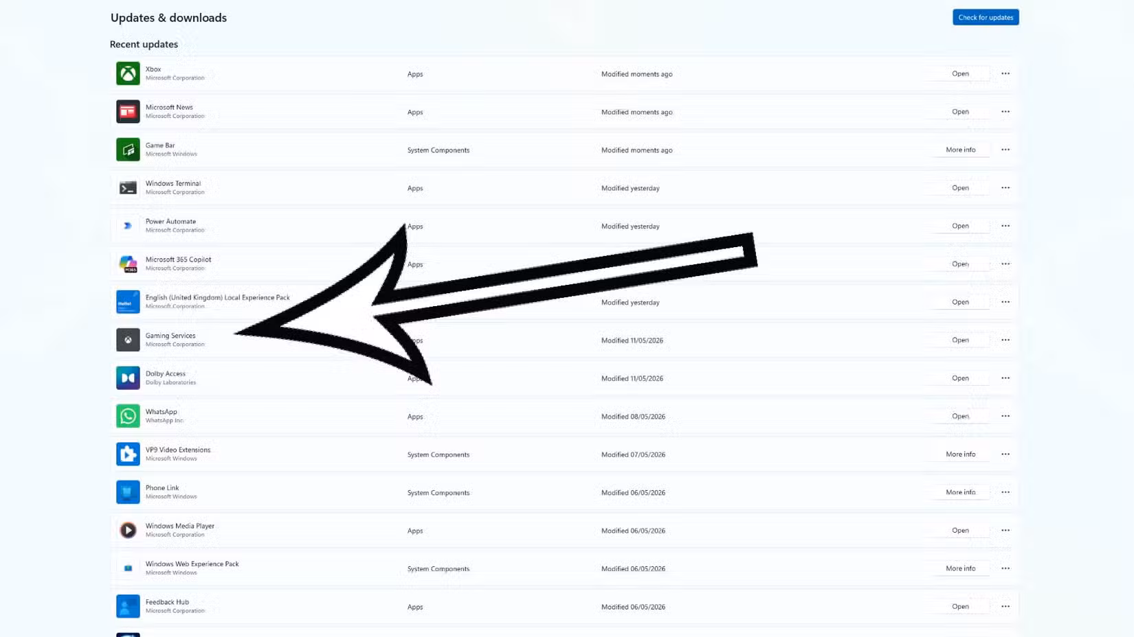 Uma seta apontando para a atualização do software Gaming Services na Microsoft Store.