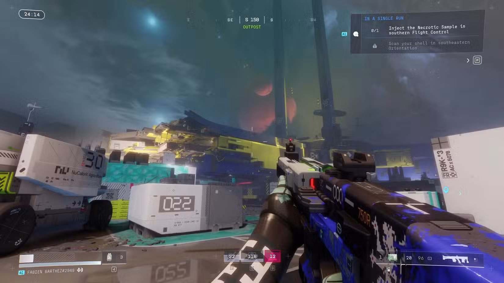 O jogador segurando um rifle de assalto e olhando para o céu no sistema Tau Ceti em Maratona.