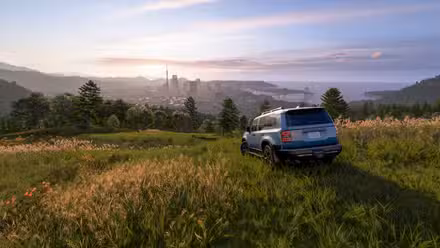 Um 4x4 estacionado numa encosta com vista panorâmica de Tóquio